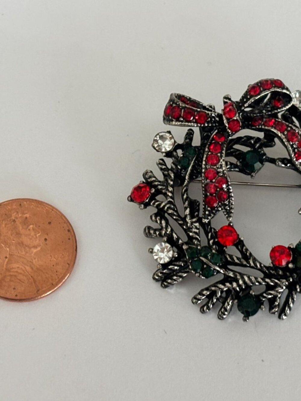 Christmas Wreath Brooch Pin Red and Green Rhinestone Holiday Jewelry Silver Tone - Picture 3 of 6